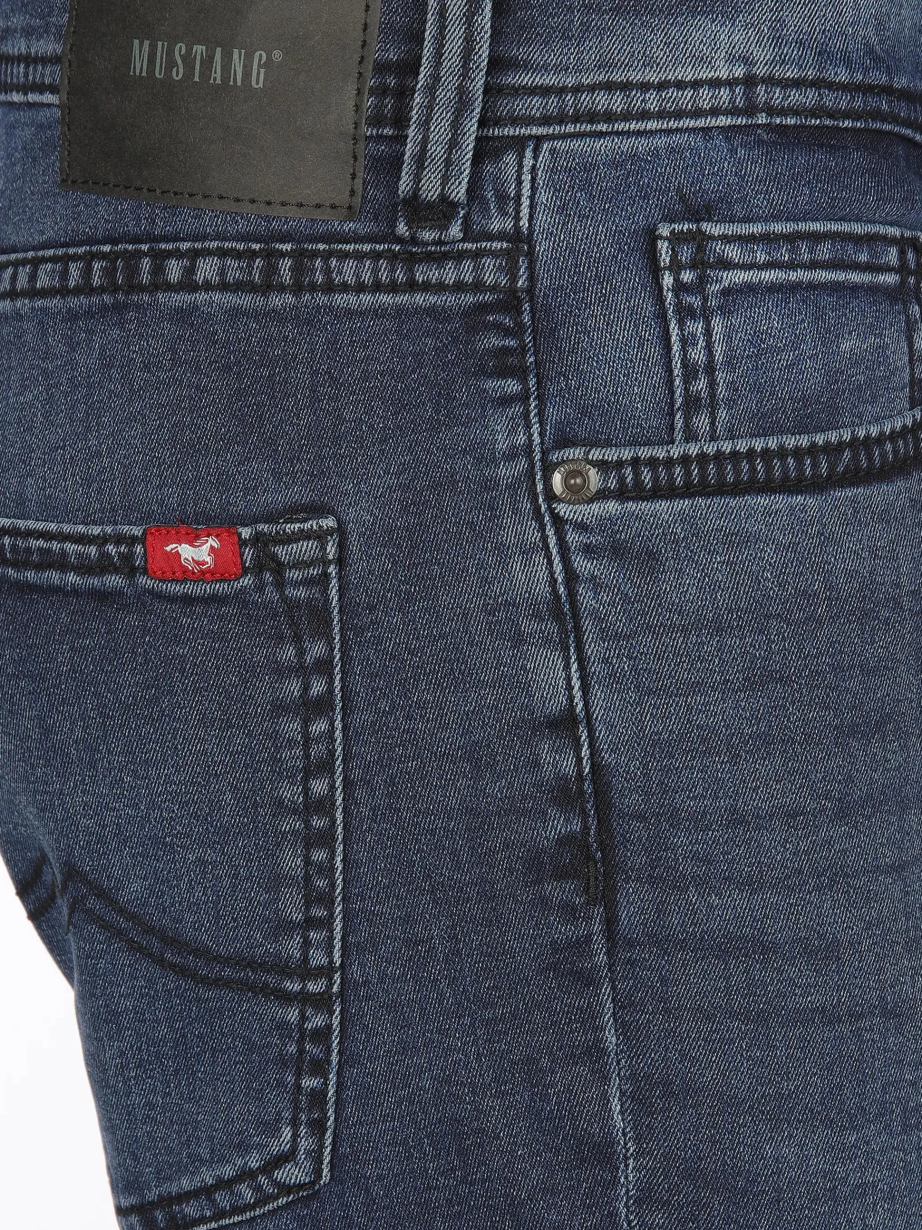 Herren Jeans in dunkler Waschung