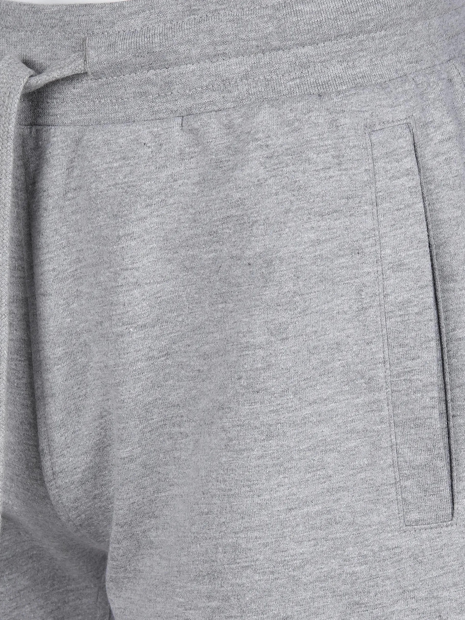 Herren Sweatshorts mit kleiner Stickerei