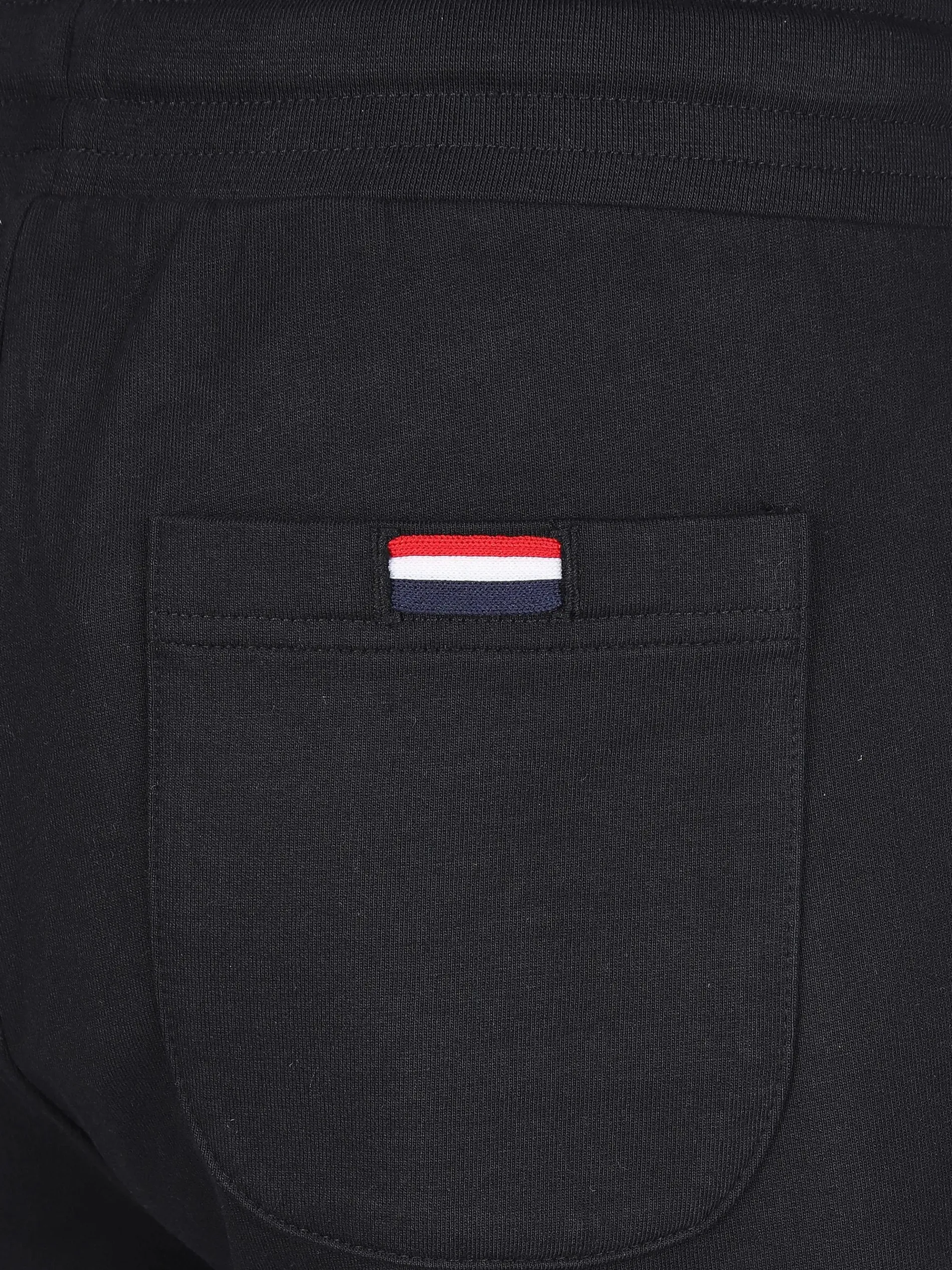 Herren Sweatshorts mit kleiner Stickerei