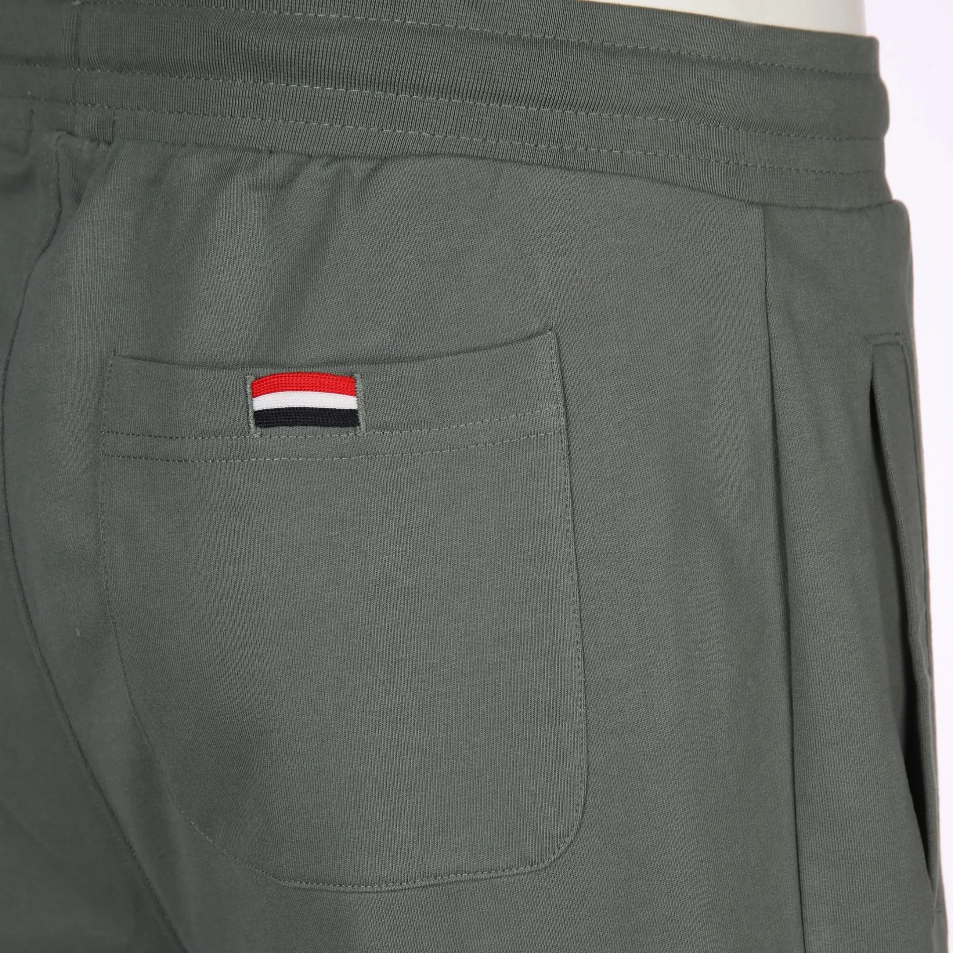 Herren Sweatshorts mit kleiner Stickerei