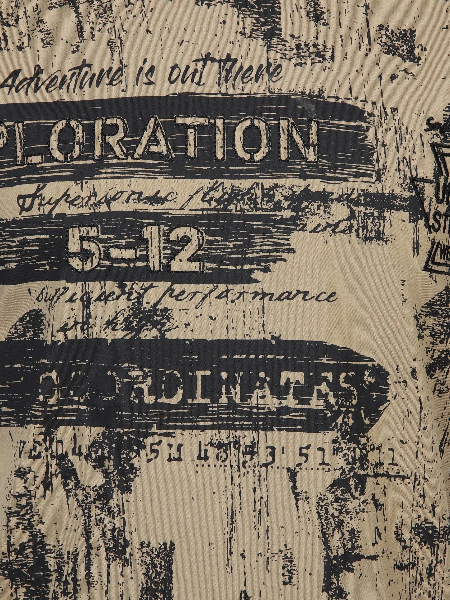 Herren T-Shirt mit Alloverprint und Stickerei