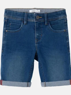 Jungen Shorts in kurzer Form