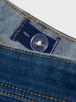 Jungen Shorts in kurzer Form