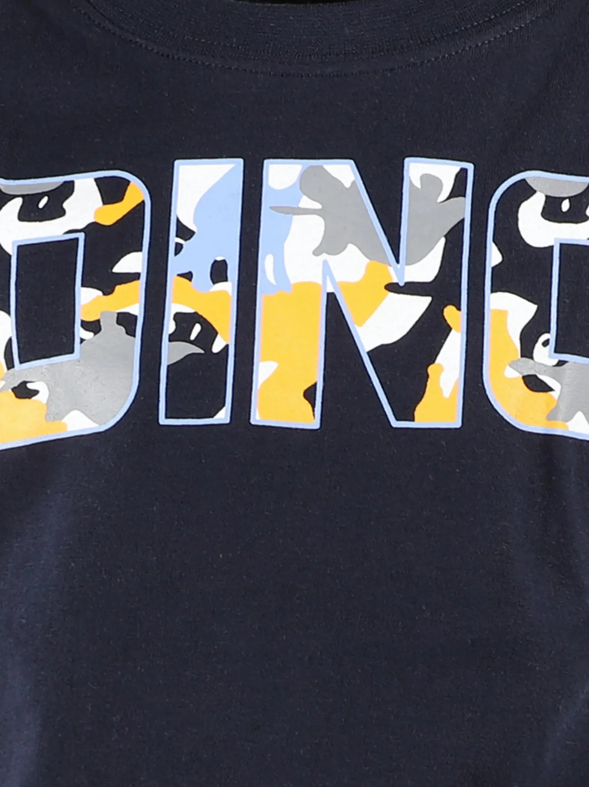 Jungen Shorty mit Dinomotiv